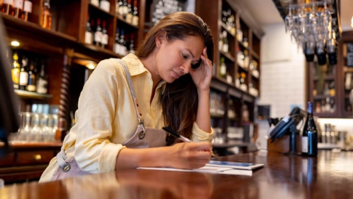 Balancing on a knife edge: Labour urged to 'swiftly' deliver pledge to cut business rates as pint prices rise (Credit:Getty/andresr)